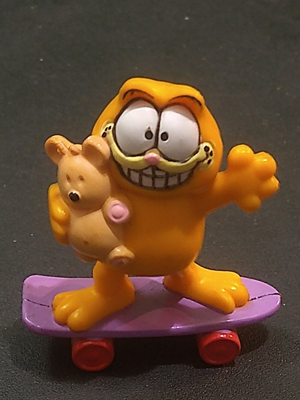 1981 Garfield PVC Figure on Skateboard Holding Pooky United Feature Syndicate